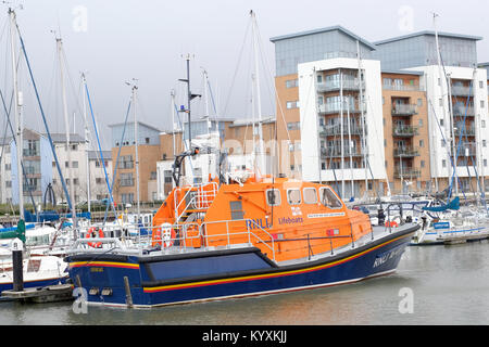 Janvier 2018 - un bateau de sauvetage de la RNLI dans la marina de Portishead, près de Bristol. Banque D'Images