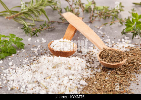 Sel de mer aux herbes de provance parfumés sur fond gris. L'alimentation saine. Banque D'Images