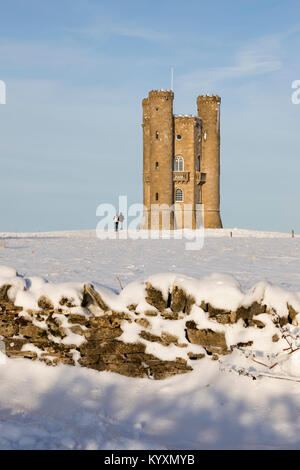 Broadway Tower et mur en pierre sèche en hiver la neige, Broadway, les Cotswolds, Worcestershire, Angleterre, Royaume-Uni, Europe Banque D'Images