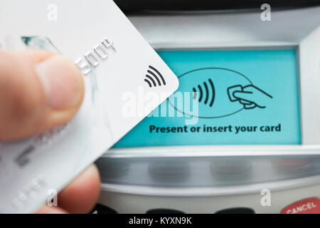 Gros plan d'une carte de crédit utilisée pour effectuer un paiement sur une carte sans contact machine Banque D'Images
