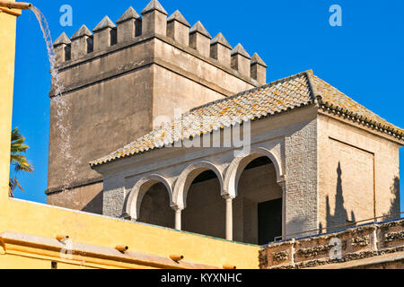 ALCAZAR SÉVILLE ESPAGNE LE BEC ET FONTAINE DE L'EAU CI-DESSUS AVEC LA PISCINE ET LA TOUR DE MERCURYS D'Arches Banque D'Images