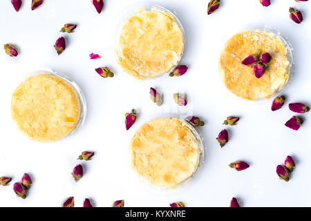 Pâte rose avec fleurs naturelles thé sur fond blanc Banque D'Images