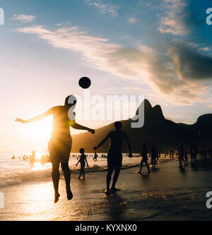 Keepy offre sur la plage d'Ipanema, Rio de Janeiro, Brésil Banque D'Images