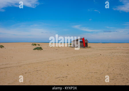 Un abri en bois sur la plage de sable, Kalpitiya, Sri Lanka Banque D'Images