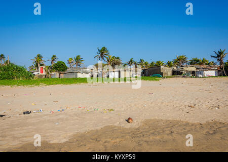 Plage de sable avec de petites maisons locales à Colombo, Sri Lanka Banque D'Images