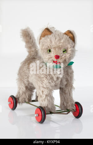 Un allemand Hermann Mohair Vintage marque Chat jouet en peluche sur roues Banque D'Images