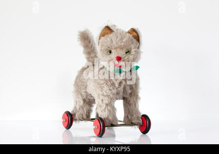 Un allemand Hermann Mohair Vintage marque Chat jouet en peluche sur roues Banque D'Images
