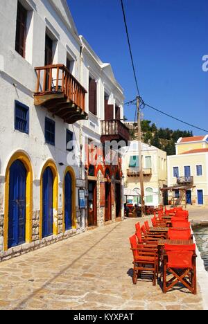 Maisons traditionnelles par le port de la ville de Kastellorizo Kastellorizo, Île, Îles du Dodécanèse, Grèce. Banque D'Images