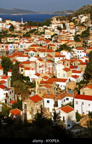 Vue sur le port de la ville de Kastellorizo Kastellorizo, Île, Îles du Dodécanèse, Grèce. Banque D'Images