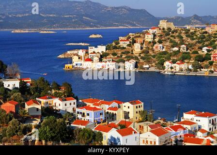 Vue sur le port de la ville de Kastellorizo Kastellorizo, Île, Îles du Dodécanèse, Grèce. Banque D'Images