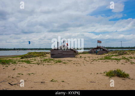 KALPITIYA, SRI LANKA - 2 mars : kitesurf kite dans le célèbre lagon de Kalpitiya et moulins à vent derrière. Mars 2017 Banque D'Images