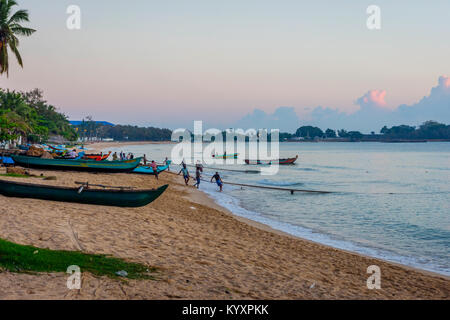 TRINCOMALEE, SRI LANKA - 9 mars : les pêcheurs tirant le filet avec les poissons de la mer, dans la baie de Trincomalee. Mars 2017 Banque D'Images