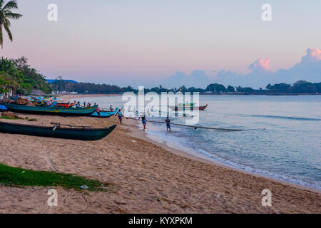 TRINCOMALEE, SRI LANKA - 9 mars : les pêcheurs tirant le filet avec les poissons de la mer, dans la baie de Trincomalee. Mars 2017 Banque D'Images