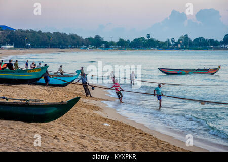 TRINCOMALEE, SRI LANKA - 9 mars : les pêcheurs tirant le filet avec les poissons de la mer, dans la baie de Trincomalee. Mars 2017 Banque D'Images