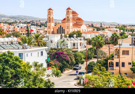 Avis de Paphos avec la Cathédrale Orthodoxe de Agio Anargyroi, Chypre. Banque D'Images