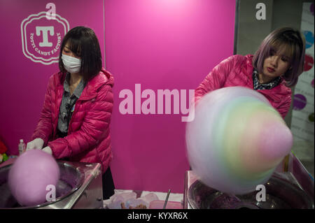 31.12.2017, Tokyo, Japon, Asie - Jeunes femmes multicolores vendre de la barbe à papa dans un magasin situé sur la rue Takeshita à Harajuku. Banque D'Images