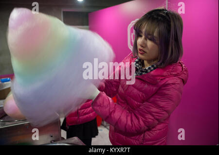 31.12.2017, Tokyo, Japon, Asie - une jeune femme vend des bonbons multicolores en soie une boutique sur Takeshita street à Harajuku. Banque D'Images