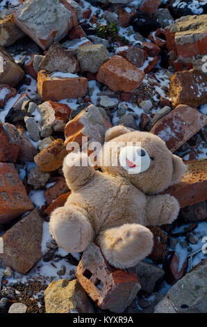 Triste Photo : ours en peluche d'un enfant gauche sur un tas de débris Banque D'Images