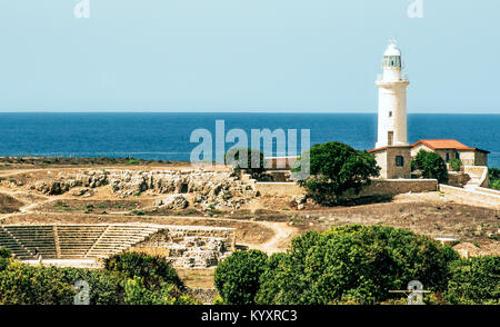 Phare de Paphos, l'ancien amphithéâtre et d'autres ruines du parc archéologique de Paphos, Chypre. Banque D'Images