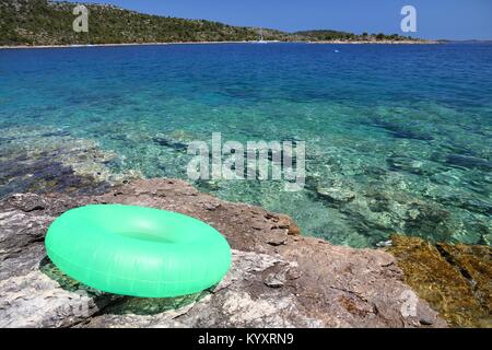 Croatie - Mer nature paysage dans l''île de Murter. Piscine gonflable anneau. Banque D'Images