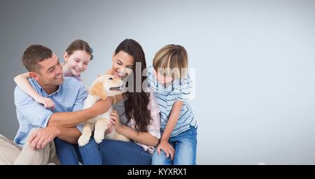 Famille heureuse avec fond gris Banque D'Images