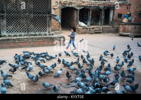 Les enfants dans le Jagannaath Temple, Bhaktapur, Népal, Asie. Banque D'Images