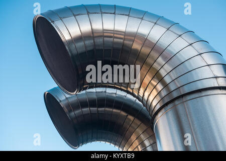 Les conduits de ventilation de l'entonnoir sur un bâtiment moderne, ciel bleu Banque D'Images