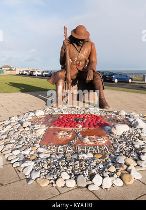 Pavot coquillage souvenir devant Tommy une sculpture en acier corten de WW1 soldat par Ray Lonsdale, Seaham, County Durham, England, UK Banque D'Images