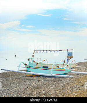 Bateaux traditionnels balinais sur une plage de rochers. Amed, Bali, Indonésie Banque D'Images