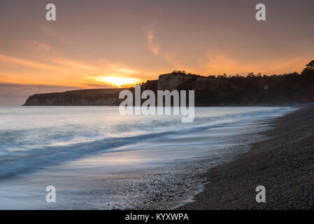 Seaton, Devon, UK. 10 janvier 2018. Météo britannique. Coucher du soleil Vue de la plage à Seaton dans le Devon à l'égard de la bière. Crédit photo : Graham Hunt Banque D'Images