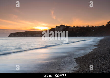 Seaton, Devon, UK. 10 janvier 2018. Météo britannique. Coucher du soleil Vue de la plage à Seaton dans le Devon à l'égard de la bière. Crédit photo : Graham Hunt Banque D'Images