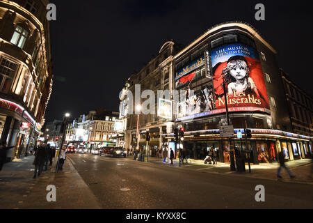 Leicester square ville carrefour sur un soir de janvier en 2018 montrant des théâtres, et de trafic de personnes. Banque D'Images