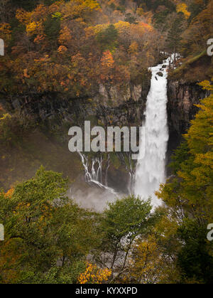 Vue panoramique des chutes Kegon dans le Parc National de Nikko au cours de l'automne Banque D'Images