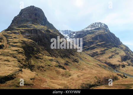 Low angle view of mountains against sky Banque D'Images