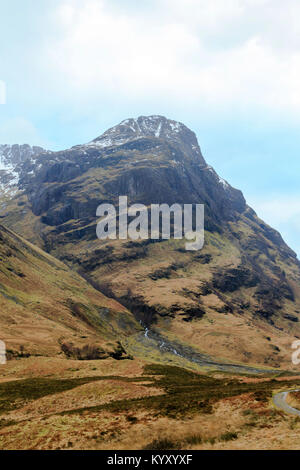 Low angle view of scenic mountain against sky Banque D'Images