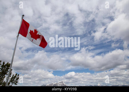 Low angle view of Canadian Flag against cloudy sky Banque D'Images