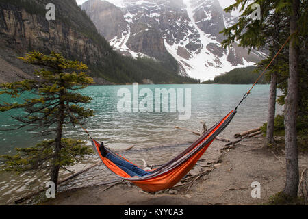 High angle view of hiker resting in hammock par Moraine Lake Banque D'Images