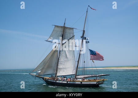 25 juin 2017 - Un voilier Nantucket Massachusetts quitte le port de Nantucket à l'océan Atlantique en eaux libres sous un ciel bleu clair. Banque D'Images