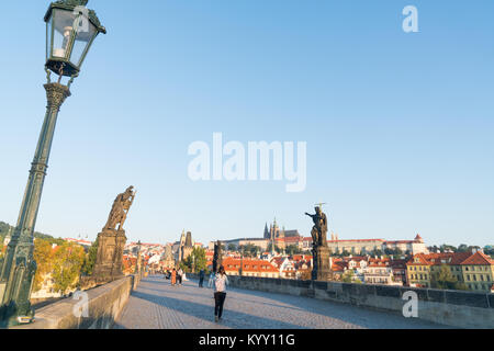 République Tchèque Prague - AOÛT 29,2017 ; Pont Charles avant le lever du soleil, les touristes traversant sous staute de St Jean Baptiste pointant ainsi. Banque D'Images