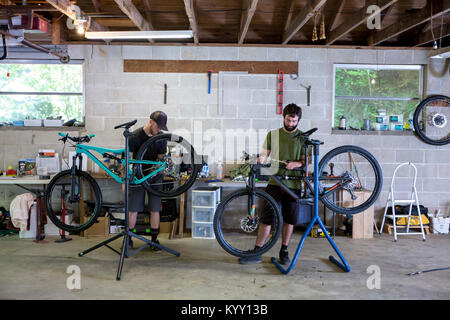 La réparation de la mécanique des vélos de montagne en location shop Banque D'Images