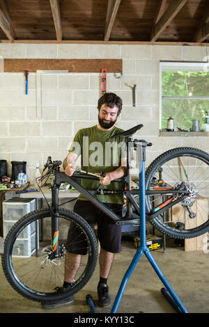 Mécanicien à l'écart debout en VTT en location shop Banque D'Images