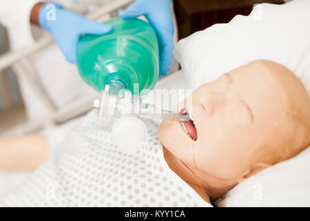 Close-up of medical student pratiquer sur mannequin de formation RCP au cours de la classe Banque D'Images