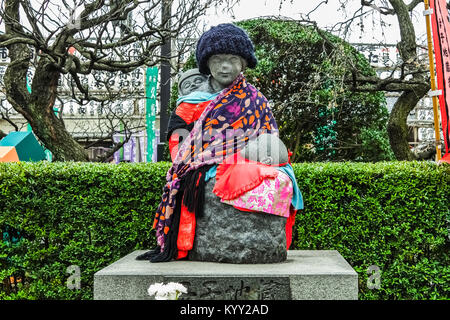TOKYO, JAPON - 30 mars : La statue de la mère et les enfants à Tokyo, Japon, le 30 mars 2012. Situé dans la zone du Temple le Senjoi Banque D'Images