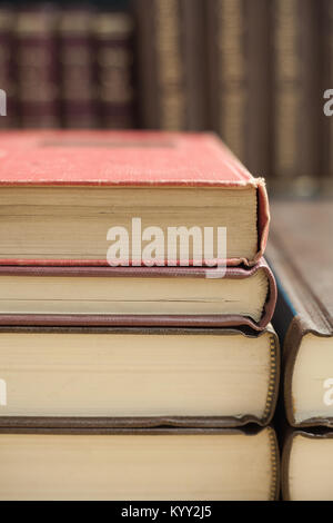 Extreme close-up of pile de vieux livres Banque D'Images