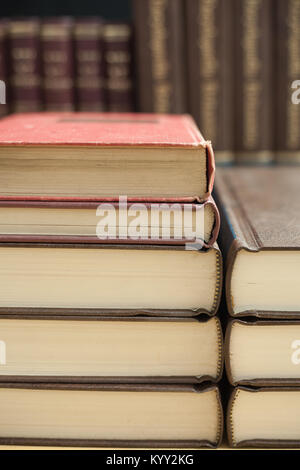 Extreme close-up of pile de vieux livres Banque D'Images