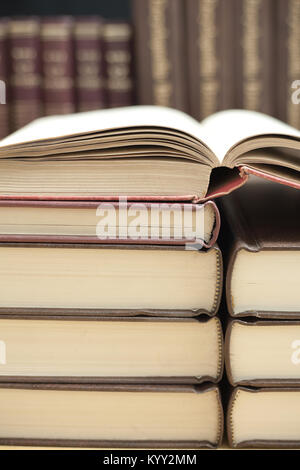 Extreme close-up of pile de vieux livres Banque D'Images