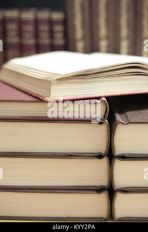 Extreme close-up of pile de vieux livres Banque D'Images