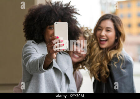 Cheerful businesswomen en tenant avec selfies smart phone Banque D'Images