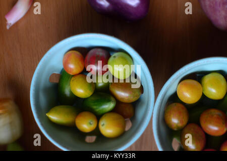 Vue de dessus de heirloom tomatoes dans des bols sur la table Banque D'Images