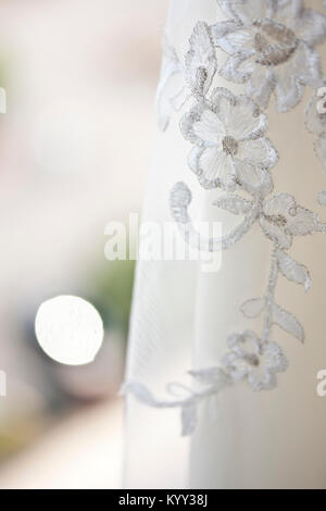 Close-up of floral pattern on white wedding dress Banque D'Images